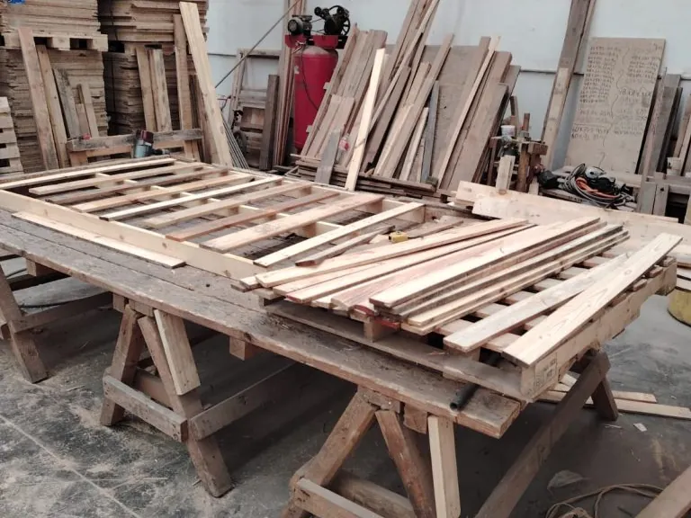 Fabricación de tarimas de madera en la planta de DM Tarimas