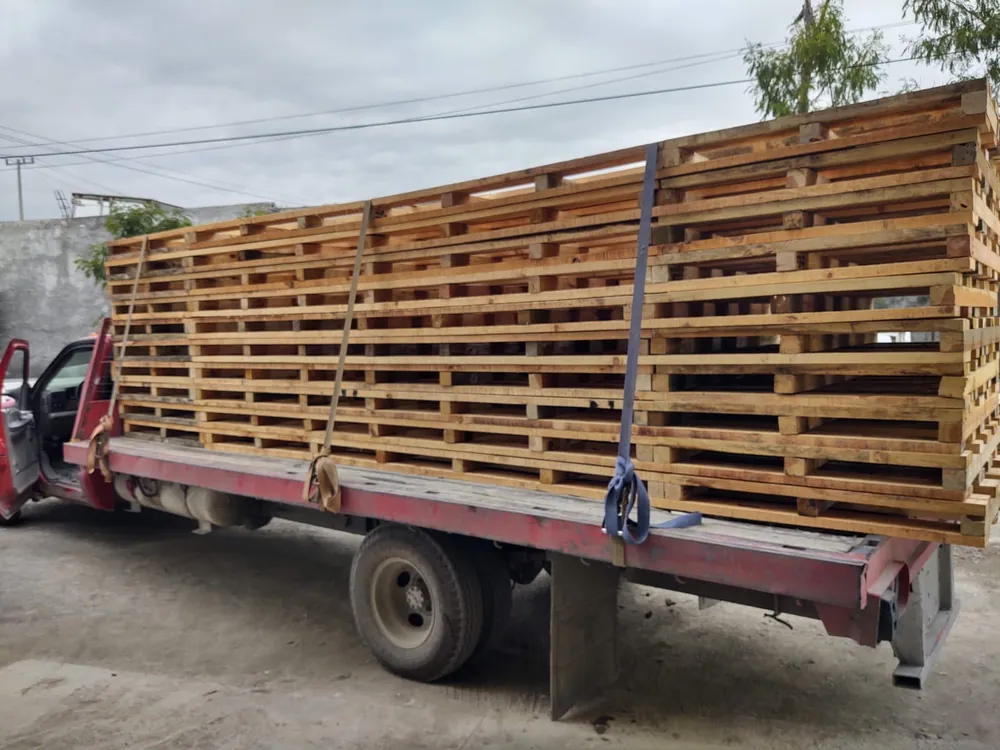 Camión de DM Tarimas cargado con tarimas de madera listas para entrega