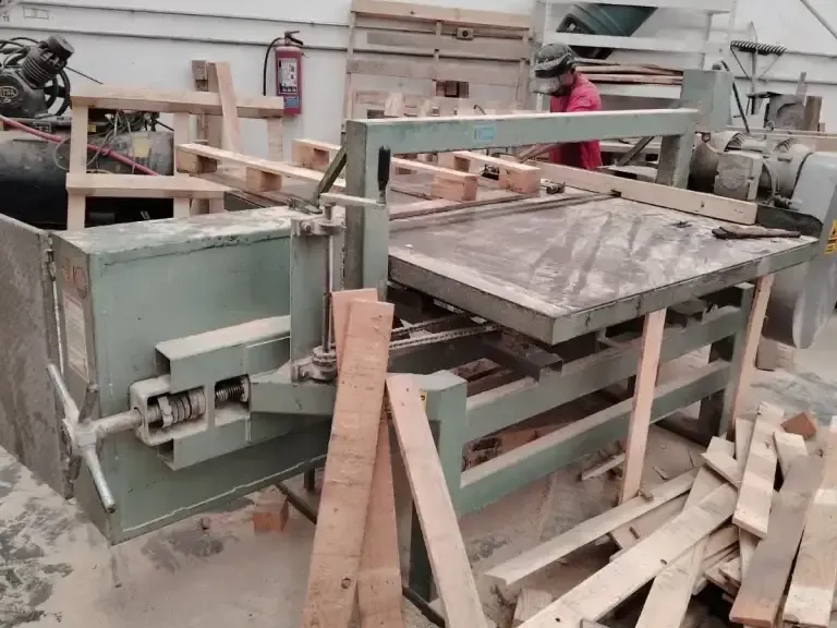 Taller de corte de madera de DM Tarimas en Escobedo, Nuevo León