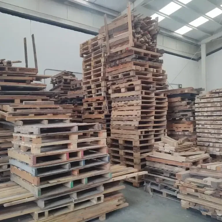 Tarimas de madera seminuevas seleccionadas y reparadas