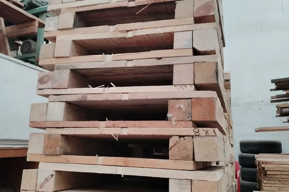 Estiba de tarimas de madera cuadradas para rollos de fleje y cintas