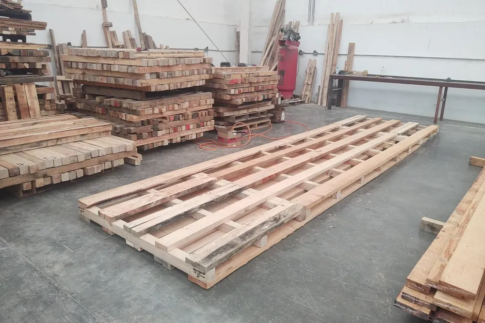 Tarimas largas de madera para hojas de lámina de acero