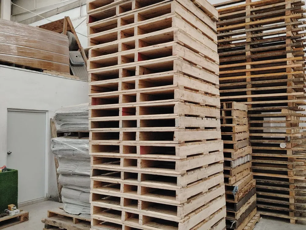 Estiba de tarimas de madera en la planta de DM Tarimas en Escobedo